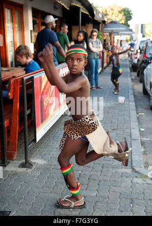 Les spectacles de danse zoulou dans le quartier de Pankhurst Johannesburg, Afrique du Sud. Banque D'Images