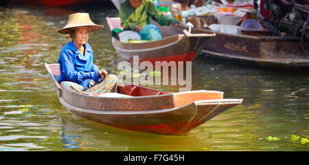 Marché flottant de la Thaïlande Tha Kha près de Bangkok, Thaïlande Banque D'Images