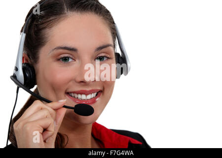 Une femme avec un casque sur. Banque D'Images