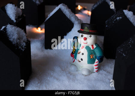 Snowman modèle dans une petite ville Banque D'Images