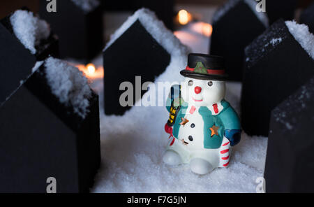 Snowman modèle dans une petite ville Banque D'Images