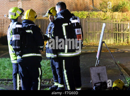 Waterlooville, Hampshire, Royaume-Uni. 30 novembre, 2015. Un chargeur de téléphone défectueux est soupçonné d'avoir causé l'incendie qui détruit une Waterlooville accueil et endommagé le toit et d'autres partie de l'autre. Le feu a commencé à environ 3.45pm et les équipages de Havant, Portchester et étaient appelés à s'attaquer à Cosham le brasier. Un autre équipage de Southsea a également participé et pris en charge avec l'opération de claire. Le propriétaire qui était seul à la maison à l'époque avait un détecteur de fumée que l'alerter sur le fait que sa chambre était en feu. Credit : uknip/Alamy Live News Banque D'Images