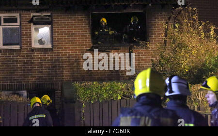 Waterlooville, Hampshire, Royaume-Uni. 30 novembre, 2015. Un chargeur de téléphone défectueux est soupçonné d'avoir causé l'incendie qui détruit une Waterlooville accueil et endommagé le toit et d'autres partie de l'autre. Le feu a commencé à environ 3.45pm et les équipages de Havant, Portchester et étaient appelés à s'attaquer à Cosham le brasier. Un autre équipage de Southsea a également participé et pris en charge avec l'opération de claire. Le propriétaire qui était seul à la maison à l'époque avait un détecteur de fumée que l'alerter sur le fait que sa chambre était en feu. Credit : uknip/Alamy Live News Banque D'Images