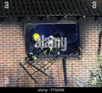 Waterlooville, Hampshire, Royaume-Uni. 30 novembre, 2015. Un chargeur de téléphone défectueux est soupçonné d'avoir causé l'incendie qui détruit une Waterlooville accueil et endommagé le toit et d'autres partie de l'autre. Le feu a commencé à environ 3.45pm et les équipages de Havant, Portchester et étaient appelés à s'attaquer à Cosham le brasier. Un autre équipage de Southsea a également participé et pris en charge avec l'opération de claire. Le propriétaire qui était seul à la maison à l'époque avait un détecteur de fumée que l'alerter sur le fait que sa chambre était en feu. Credit : uknip/Alamy Live News Banque D'Images