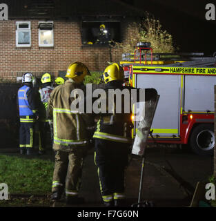 Waterlooville, Hampshire, Royaume-Uni. 30 novembre, 2015. Un chargeur de téléphone défectueux est soupçonné d'avoir causé l'incendie qui détruit une Waterlooville accueil et endommagé le toit et d'autres partie de l'autre. Le feu a commencé à environ 3.45pm et les équipages de Havant, Portchester et étaient appelés à s'attaquer à Cosham le brasier. Un autre équipage de Southsea a également participé et pris en charge avec l'opération de claire. Le propriétaire qui était seul à la maison à l'époque avait un détecteur de fumée que l'alerter sur le fait que sa chambre était en feu. Credit : uknip/Alamy Live News Banque D'Images