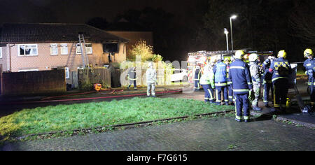 Waterlooville, Hampshire, Royaume-Uni. 30 novembre, 2015. Un chargeur de téléphone défectueux est soupçonné d'avoir causé l'incendie qui détruit une Waterlooville accueil et endommagé le toit et d'autres partie de l'autre. Le feu a commencé à environ 3.45pm et les équipages de Havant, Portchester et étaient appelés à s'attaquer à Cosham le brasier. Un autre équipage de Southsea a également participé et pris en charge avec l'opération de claire. Le propriétaire qui était seul à la maison à l'époque avait un détecteur de fumée que l'alerter sur le fait que sa chambre était en feu. Credit : uknip/Alamy Live News Banque D'Images