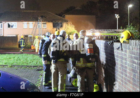 Waterlooville, Hampshire, Royaume-Uni. 30 novembre, 2015. Un chargeur de téléphone défectueux est soupçonné d'avoir causé l'incendie qui détruit une Waterlooville accueil et endommagé le toit et d'autres partie de l'autre. Le feu a commencé à environ 3.45pm et les équipages de Havant, Portchester et étaient appelés à s'attaquer à Cosham le brasier. Un autre équipage de Southsea a également participé et pris en charge avec l'opération de claire. Le propriétaire qui était seul à la maison à l'époque avait un détecteur de fumée que l'alerter sur le fait que sa chambre était en feu. Credit : uknip/Alamy Live News Banque D'Images