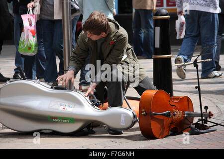 Musicien ambulant avec un violoncelle à Canterbury, Angleterre Banque D'Images