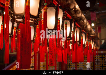 Plusieurs lanternes allumées pendaison au Temple Man Mo à Hong Kong, Chine. Vue de côté. Banque D'Images