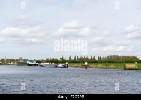 L'eem rivière avec des bateaux en polder Arkemheen Néerlandais Banque D'Images