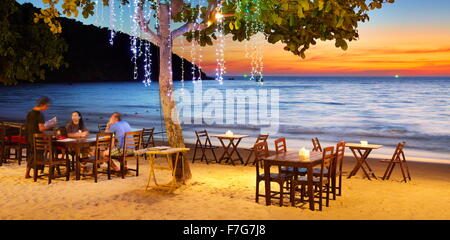 Restaurant sur la plage, Lima Coco Resort, Koh Samet Island, Thaïlande Banque D'Images