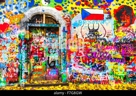 PRAGUE, RÉPUBLIQUE TCHÈQUE - 06 novembre : le mur de Lennon depuis les années 80, rempli de John Lennon-inspiré des graffitis et des morceaux de ly Banque D'Images