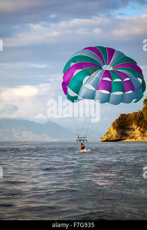 Le Parapente à White Beach, Puerto Galera, l'île de Mindoro oriental, Philippines. Banque D'Images