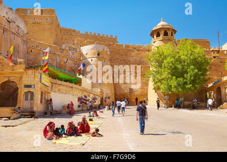 La porte d'entrée mène à la Fort de Jaisalmer, Jaisalmer, Rajasthan, India Banque D'Images