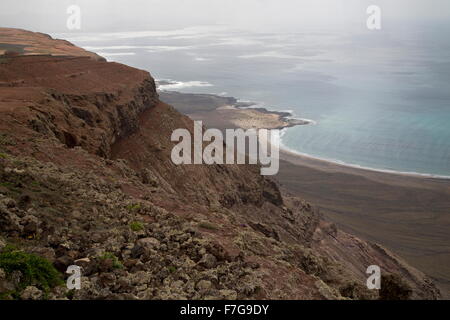 Les hautes falaises volcaniques de El Risco, northenmost Lanzarote, îles Canaries. Banque D'Images