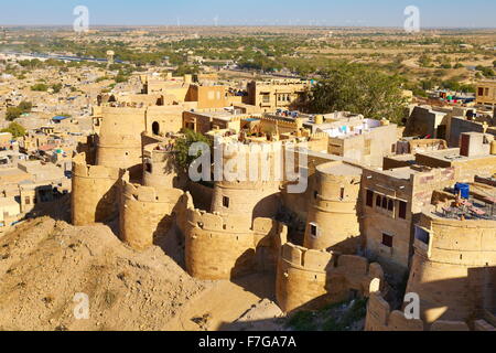 Vue depuis le haut de Jaisalmer Fort de l'foritication et ville ci-dessous, Jaisalmer, Inde Banque D'Images