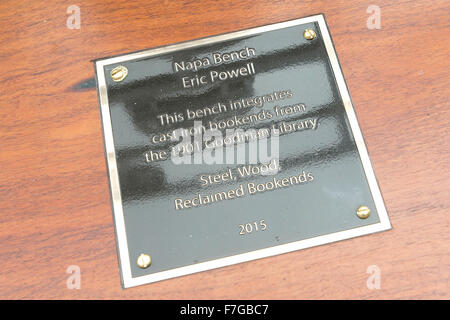 Napa, CA, USA. 23 Nov, 2015. Une plaque sur un des bancs qu'artiste Eric Powell a créé à partir de matières recyclées à partir de la fonte bookends Goodman Bibliothèque. © Napa Valley Inscription/ZUMA/Alamy Fil Live News Banque D'Images