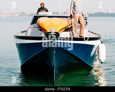 AJAXNETPHOTO. Mars, 2004.Venise, Italie. La conception de la coque - RADICAL - LA SOCIÉTÉ AUTRICHIENNE ALSPHERE ENGINEERING NOUVEAU 'DDÉPLACEMENT GLIDER' CHALLENGER II LA CONCEPTION DE LA COQUE DU CONCEPT, une quille coque planante ET DÉPLACEMENT DES SURFACES. PHOTO:JONATHAN EASTLAND/AJAX REF : 4289  11 10A Banque D'Images