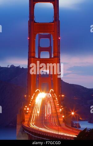 Golden Gate Bridge avec la navette du trafic nocturne Commute le trafic la nuit à San Francisco, Californie Banque D'Images