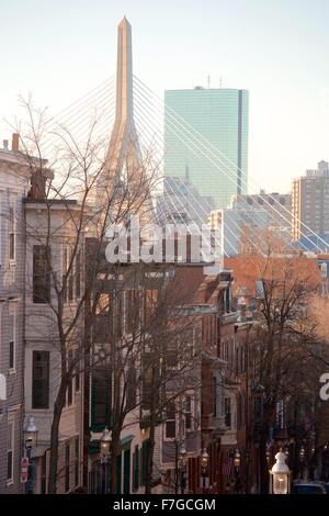 Lever du soleil sur Boston de Charlestown, Massachusetts en automne le long de la Freedom Trail Banque D'Images