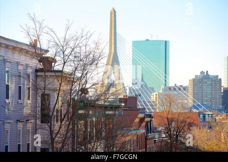 Lever du soleil sur Boston de Charlestown, Massachusetts en automne le long de la Freedom Trail Banque D'Images