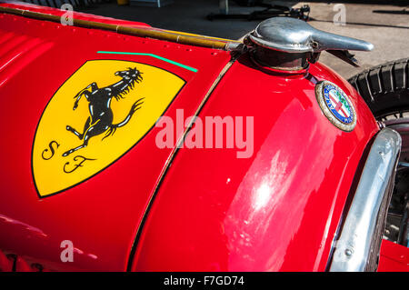 Alfa Romeo P3, P3 ou monoposto tipo B était un classic Grand Prix voiture conçue par Vittorio Jano. Goodwood Revival avant la course. La Scuderia Ferrari Banque D'Images