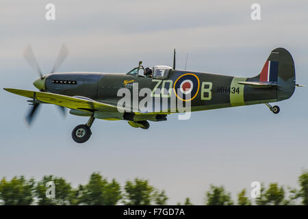 LF Spitfire Mk IXb.MH434 (G-ASJV). Détenu et exploité par l'ancien Flying Machine Company, basée à Duxford, il vole pour la première fois en 1943. Seconde Guerre mondiale Banque D'Images