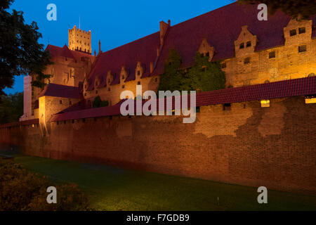 Vue de nuit sur le château médiéval de l'Ordre Teutonique de Malbork (Marienburg), Pologne. Banque D'Images