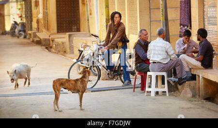 Scène de rue Jaisalmer - Inde hommes jouant aux cartes dans la rue, Jaisalmer, Rajasthan, India Banque D'Images