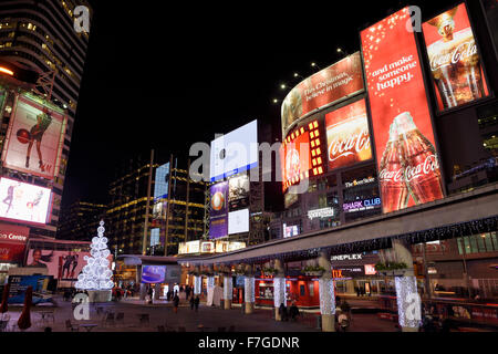 Toronto Dundas Square de nuit avec des panneaux publicitaires électroniques Banque D'Images