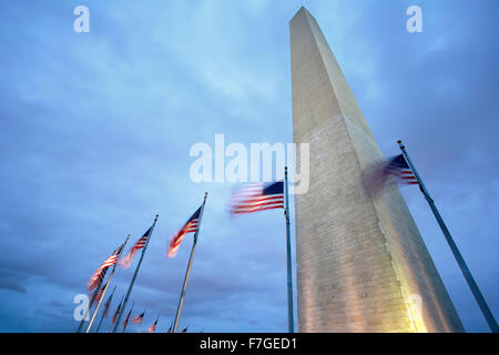 Washington Memorial et des drapeaux américains, Washington, District de Columbia USA Banque D'Images