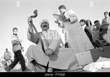 Un charmeur de serpent et musiciens à la place Jema el-Fna. Marrakech, Maroc, Afrique du Nord. Banque D'Images