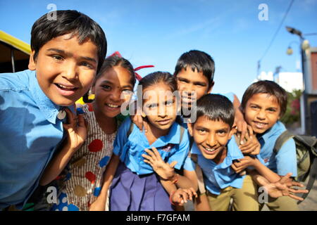 Portrait de l'Inde les jeunes enfants souriants en revenant de l'école, scène de rue, Jodhpur, Rajasthan, India Banque D'Images