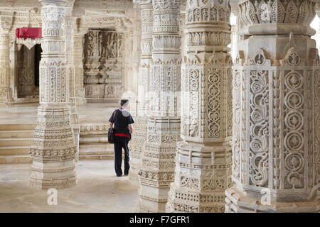 Piliers de marbre blanc sculpté dans le temple de Jain de Ranakpur, Rajasthan, Inde Banque D'Images