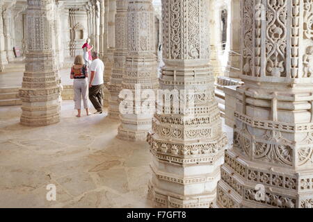 Piliers de marbre blanc sculpté dans le temple de Jain (connu également comme en Jain temple), Ranakpur, Rajasthan, Inde Banque D'Images