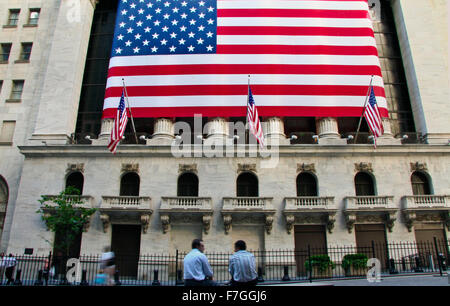 NEW YORK - Le 24 juin : deux hommes chating sous drapeau américain à la Bourse de New York, à New York, NY, le 24 juin 2008. Banque D'Images