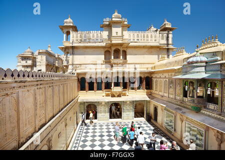 Udaipur - cour intérieure à l'Udaipur City Palace, Udaipur, Rajasthan, Inde Banque D'Images