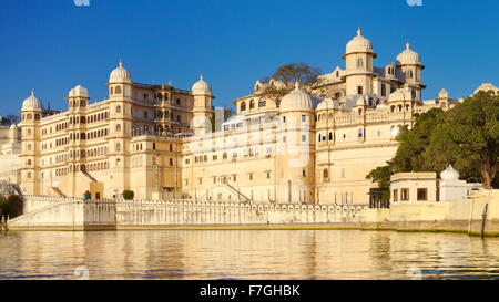 Udaipur - vue depuis le lac Pichola vers Fateh Prakash Palace Hotel, Rrajasthan, Inde Banque D'Images