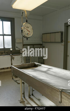 Table d'examen en salle d'autopsie de l'ancienne ville de Vancouver de la morgue, maintenant le Musée de la Police de Vancouver, Vancouver, BC, Canada Banque D'Images