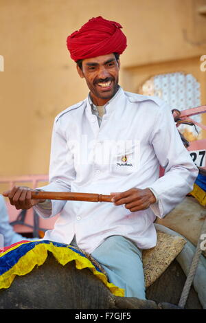 Portrait of smiling inde mahout homme avec turban rouge, Fort Amber, Amer 11km de Jaipur, Rajasthan, Inde Banque D'Images