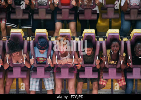 NEW YORK - Le 27 juin : les gars de s'amuser tout en montant l'Air Race, à Luna Park Coney Island, Brooklyn, New York City, le 27 juin Banque D'Images