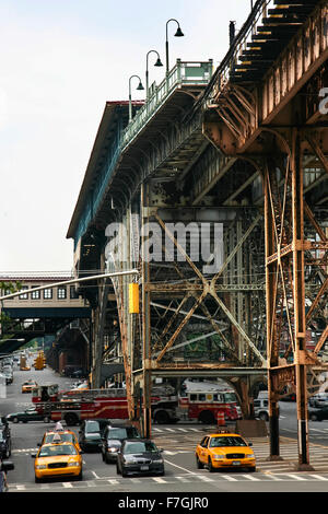 NEW YORK - JUIN 22 : Augmentation de la voie ferrée et bâtiments de la station avec les rues ci-dessous dans l'ombre en Harlmen quartier, nouveau Banque D'Images