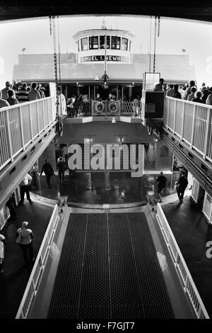 NEW YORK - JUN 23 : les navetteurs à pied vers le Staten Island Ferry Terminal à Whitehall, le 23 juin 2008 Banque D'Images