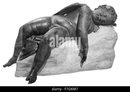 Statue en bronze de l'Éros en plus de dormir, isolé sur fond blanc Banque D'Images