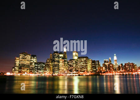 C'est une vue partielle d'une ville, les bâtiments et structures contre le ciel de New York. C'est une sorte d'empreinte du cit Banque D'Images