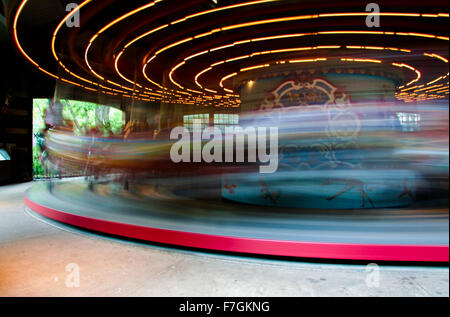 Carrousel en mouvement au travers d'une promenade dans Central Park, NYC Banque D'Images