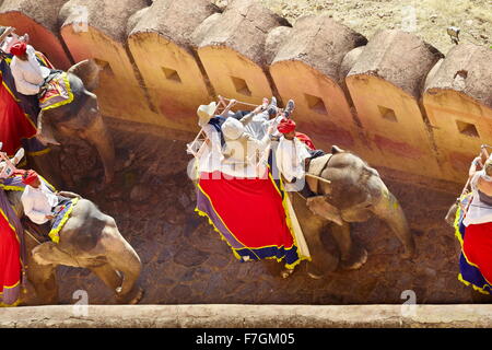 L'éléphant indien transportant les touristes à l'Amber Fort, Amer 11km près de Jaipur, Rajasthan, Inde Banque D'Images