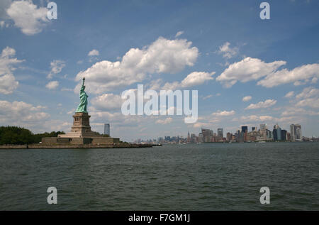 La Statue de la liberté et Manhattan Skyline, New York City. USA. Banque D'Images