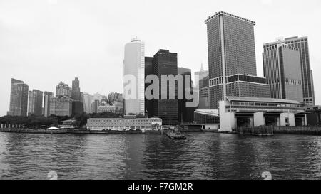 Terminal Whitehall de Staten Island, tourné en noir et blanc Banque D'Images