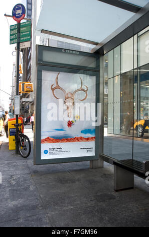 Georgia O'Keeffe peinture reproduit sur le panneau publicitaire à l'abri bus à Manhattan comme p[art de l'art partout projet à New York Banque D'Images